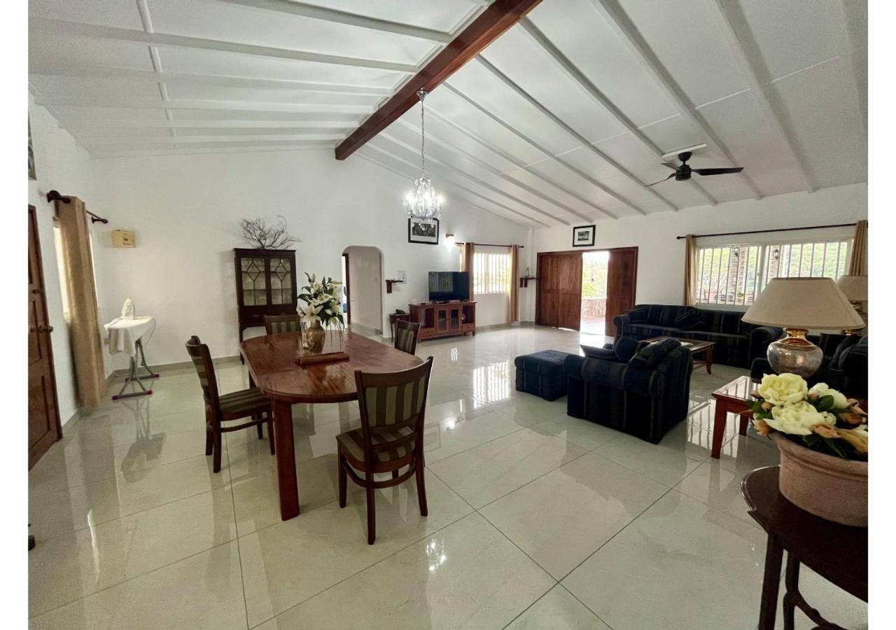 Holiday Home Baie Lazare  Экстерьер фото